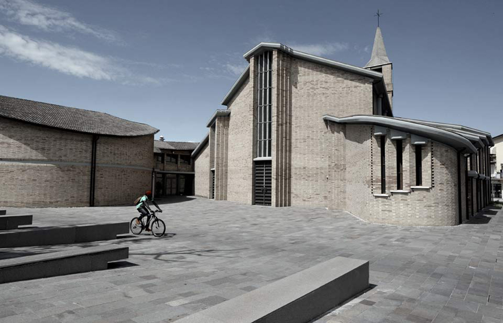 Foto di progetto di Machina Architetti Associati: Sagrato Chiesa di Mussetta a San Donà di Piave. Veduta di insieme. 2009