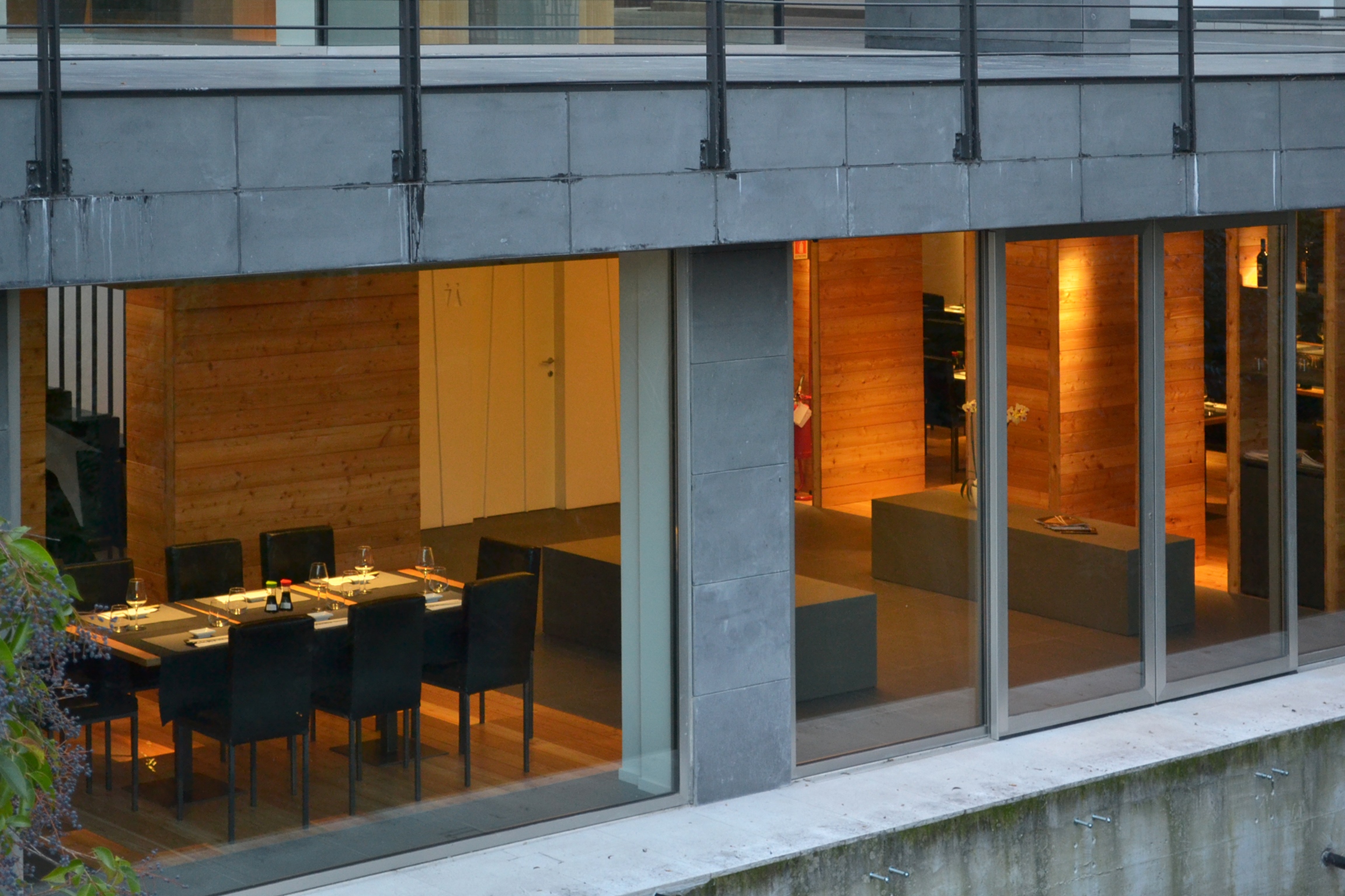 Foto di progetto di Machina Architetti Associati: iKKi Sushi Restaurant II a Pordenone. Veduta ingresso. 2012