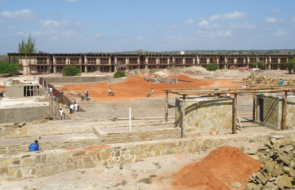 Foto di progetto di Machina Architetti Associati: Kola Beach Resort a Pemba (Mozambico). Veduta di insieme. 2014