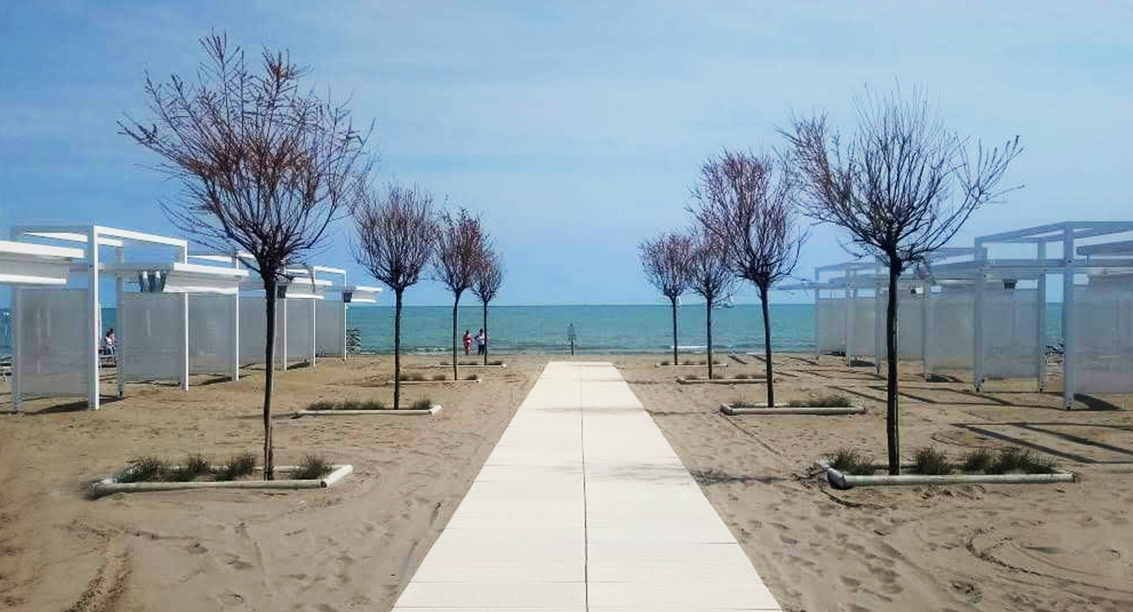 Foto di progetto di Machina Architetti Associati: Centro Servizi Spiaggia Green Oasis a Caorle. Primo piano struttura. 2019