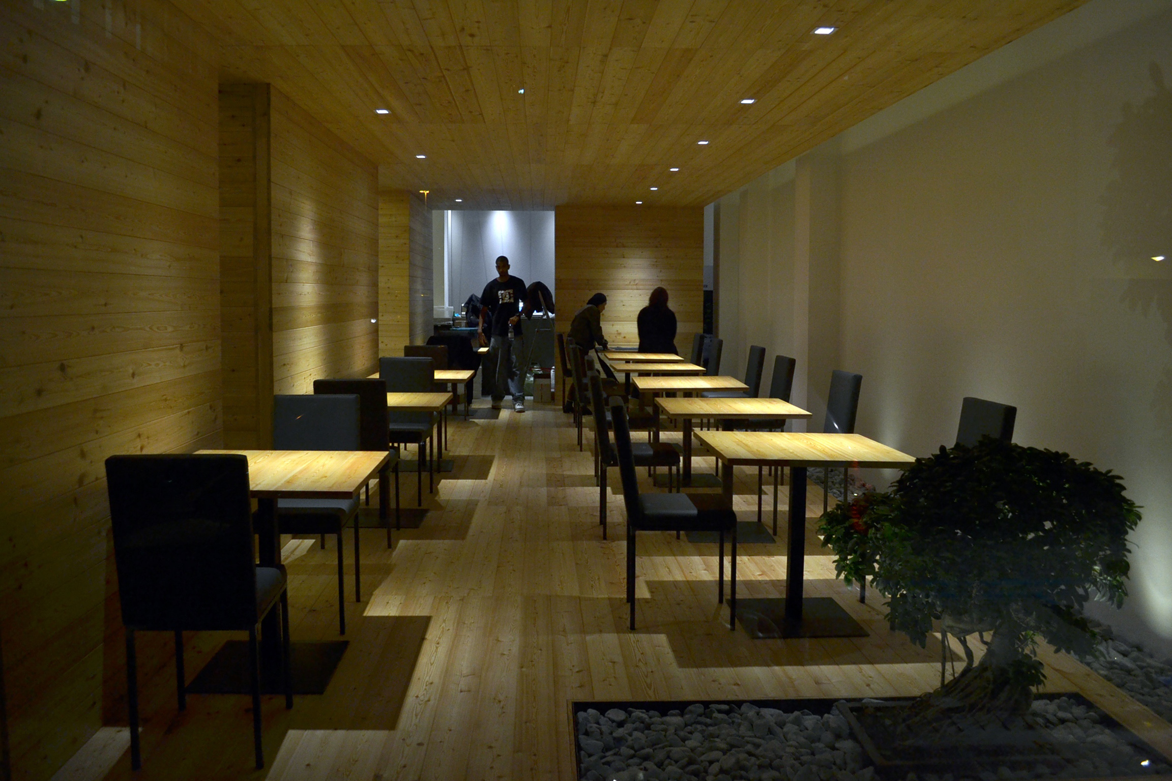Foto di iKKi Sushi Restaurant a Conegliano Veneto. Veduta interno bancone con personale. Progetto di Machina Architetti Associati, 2011