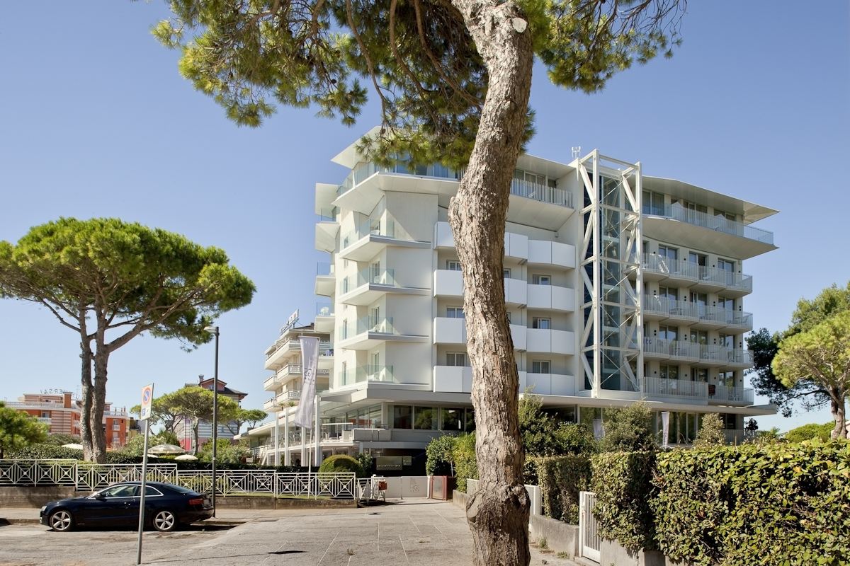 Foto di progetto di Machina Architetti Associati: Garden Sea Hotel & Spa a Caorle. Veduta esterna ultimi piani. 2020